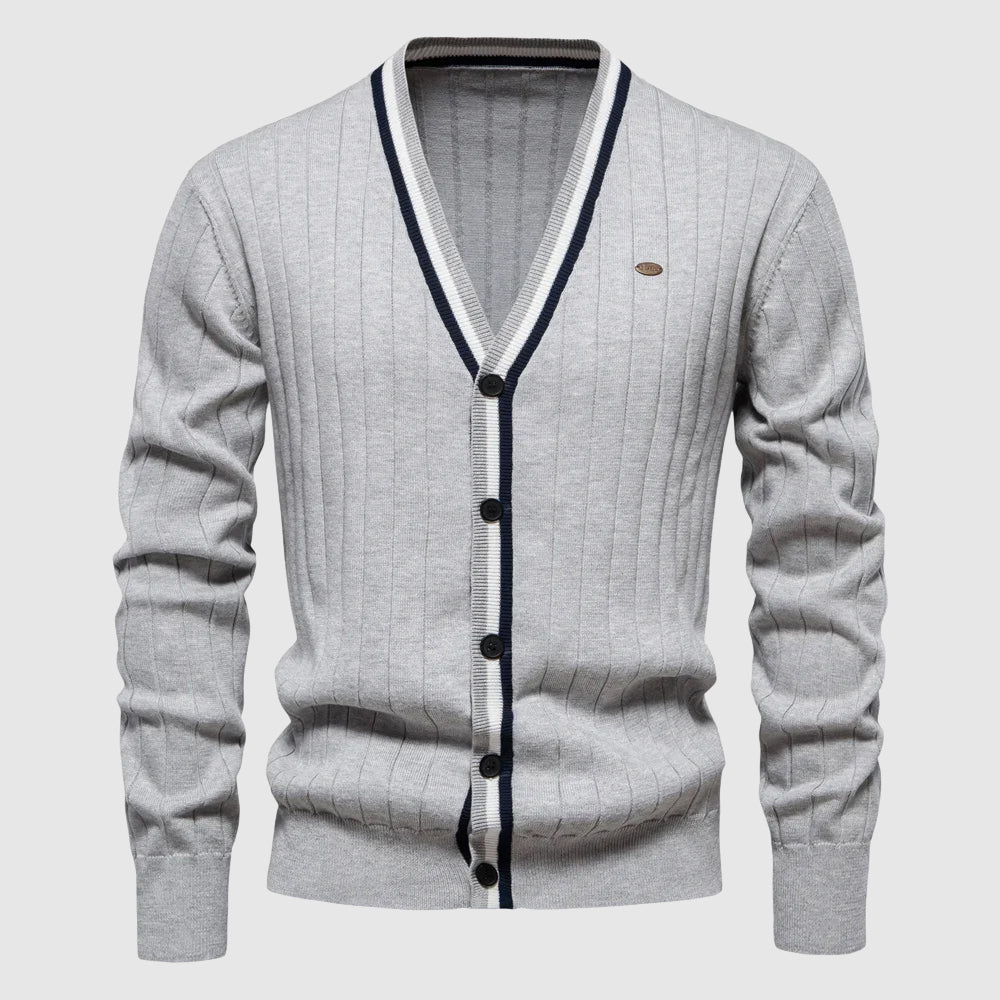 Klassisk V-ringad herr cardigan i mjukt material. Perfekt för stilren vardag och höst- och vårmode.