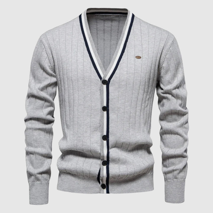 Klassisk V-ringad herr cardigan i mjukt material. Perfekt för stilren vardag och höst- och vårmode.