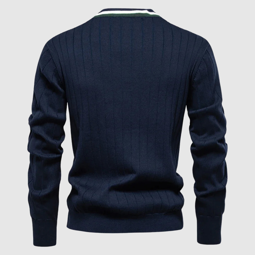 Modell visar V-ringad herr cardigan, perfekt för stilren lager-på-lager look. Komfortabel höstkofta.