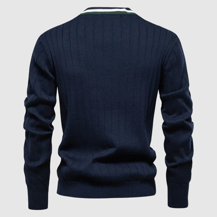 Modell visar V-ringad herr cardigan, perfekt för stilren lager-på-lager look. Komfortabel höstkofta.