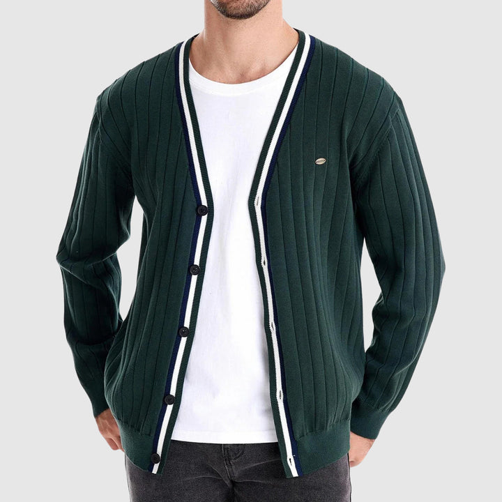 V-ringad herr cardigan i klassisk färg. Ett måste för bekvämt herrmode, passande för vardag.