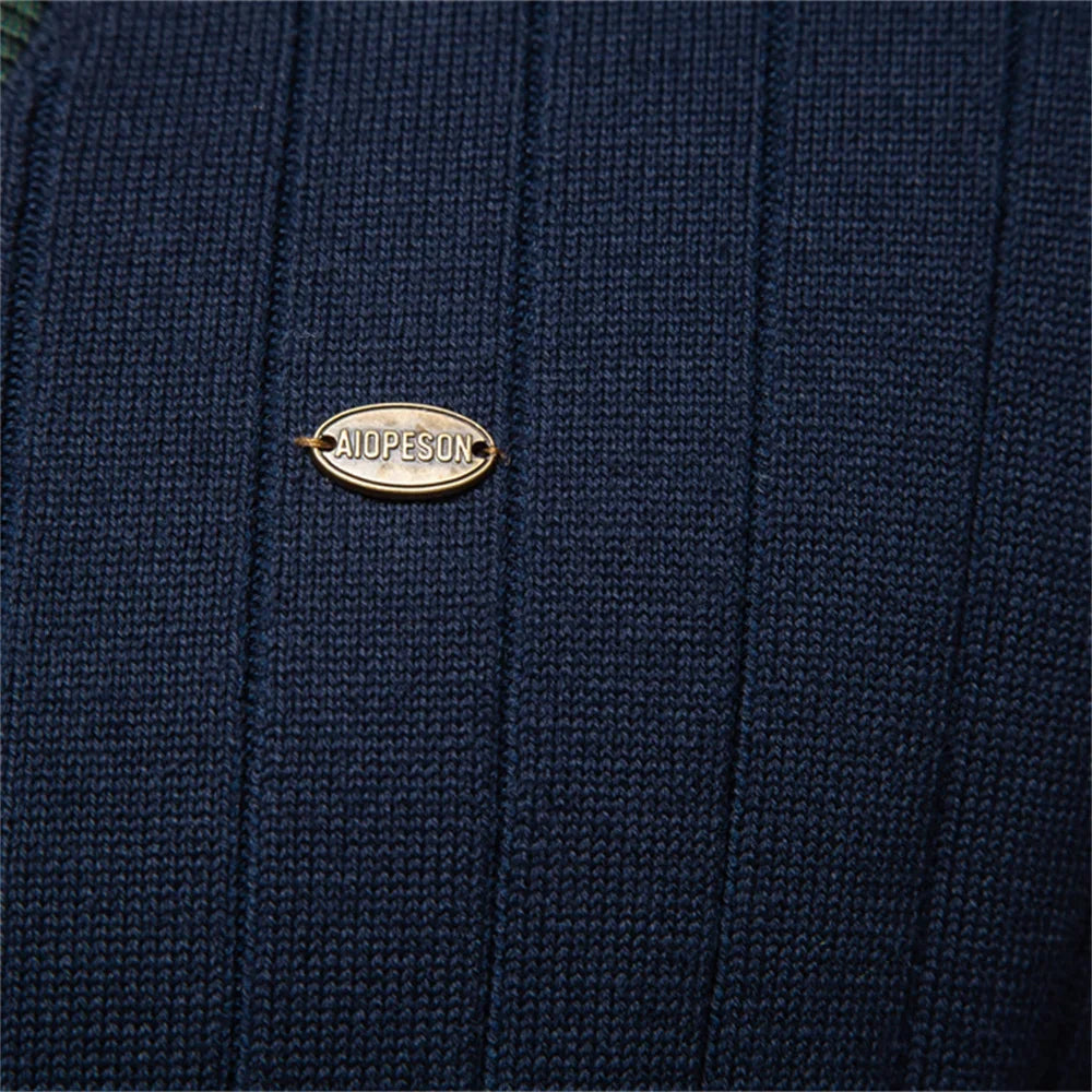 Herr cardigan med V-ringning, elegant vikt. Redo att bäras för en bekväm och stilren vardagslook.