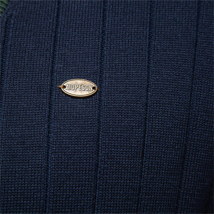 Herr cardigan med V-ringning, elegant vikt. Redo att bäras för en bekväm och stilren vardagslook.