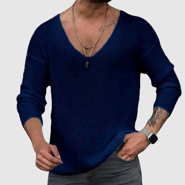 Närbild av V-ringad långärmad herrskjorta, perfekt för avslappnade outfits och vår/höst.