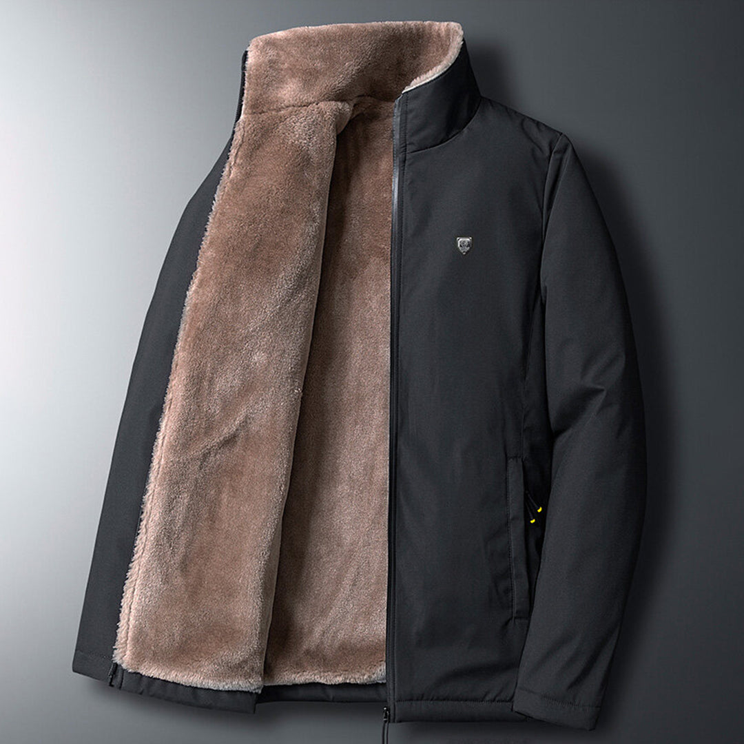 Man bär modern vinterjacka, stilren och varm för vinterbruk, elegant ytterplagg herrmode slimfit.