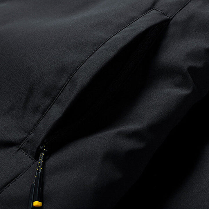 Elegant slimfit vinterjacka för män, varmt ytterplagg, stilren design, bekväm herrjacka.