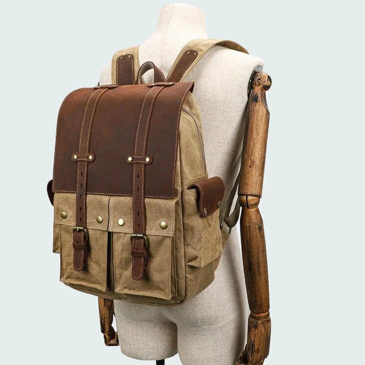 Klassisk vintage kameraryggsäck för män i vaxad bomull/läder. För fotografering och outdoor äventyr.