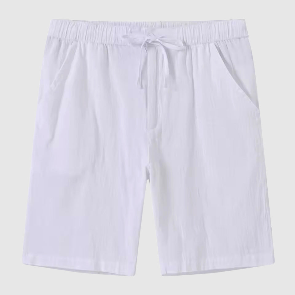 Man bär avslappnade herrshorts i sommarstil. Idealiska för stranden eller bekväm fritid.
