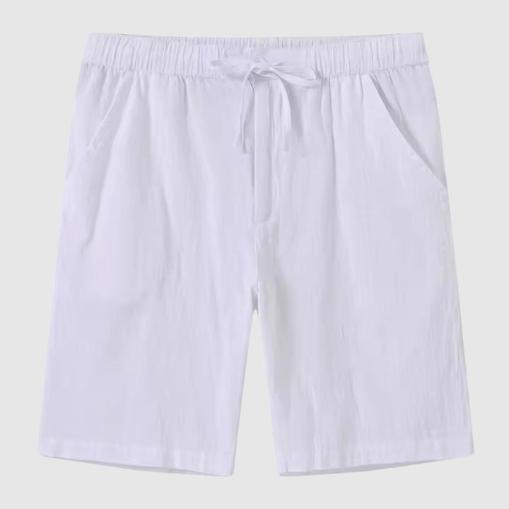 Man bär avslappnade herrshorts i sommarstil. Idealiska för stranden eller bekväm fritid.