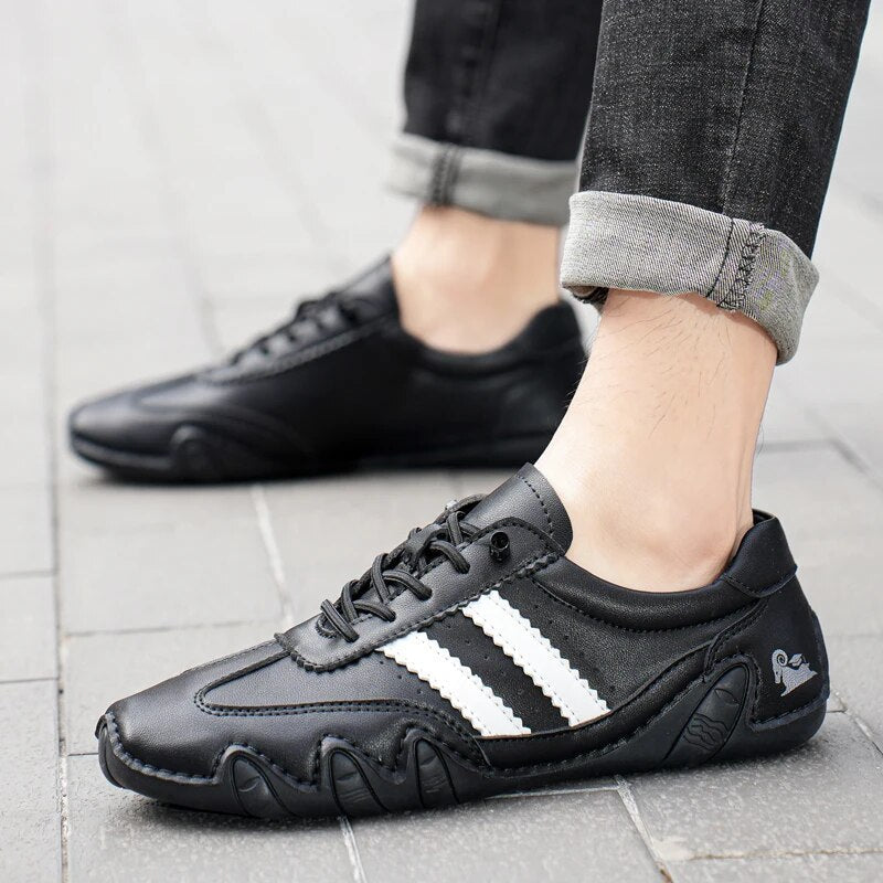 Herr loafers på foten, bekväma casual skor för fritid och avkoppling, med utmärkt ventilation.
