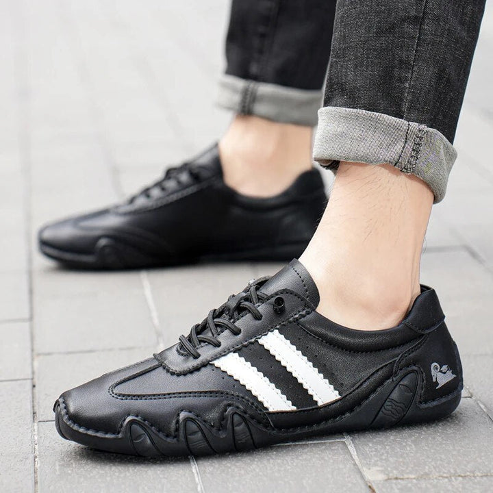 Herr loafers på foten, bekväma casual skor för fritid och avkoppling, med utmärkt ventilation.