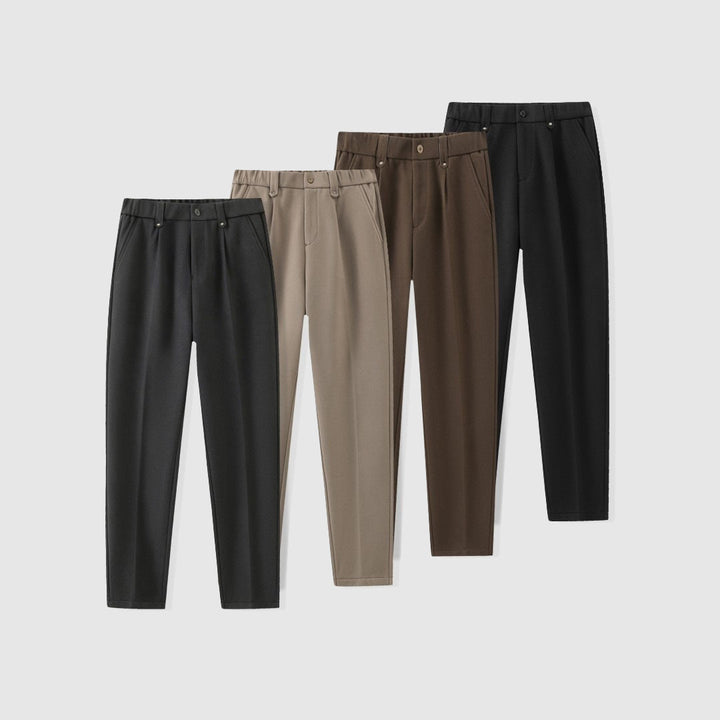 Närbild på herrbyxors midja med robusta bälteshällor, idealiska för smart casual-stil och vardagskomfort.