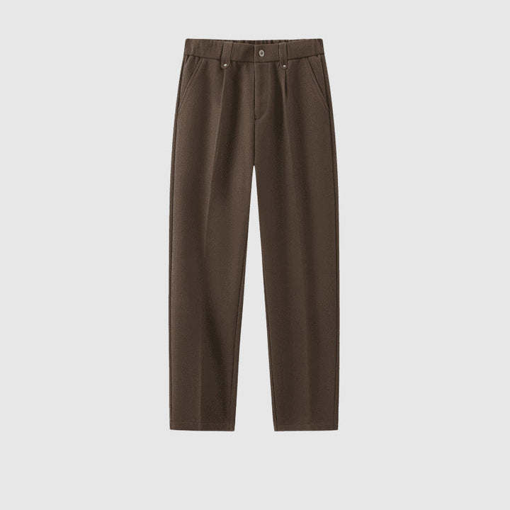 Man i svarta avslappnade herrbyxor med bälteshällor, kombinerar komfort och stil för en mångsidig outfit.