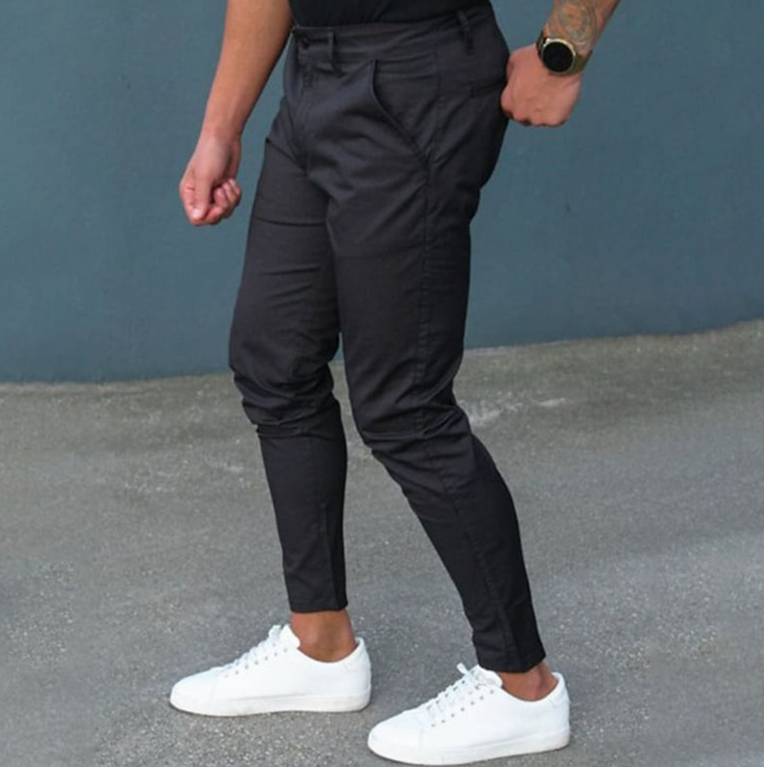 Blå herrbyxor i stilren design, bekväma och mångsidiga. Idealiska vardagsbyxor för en modern och elegant look.
