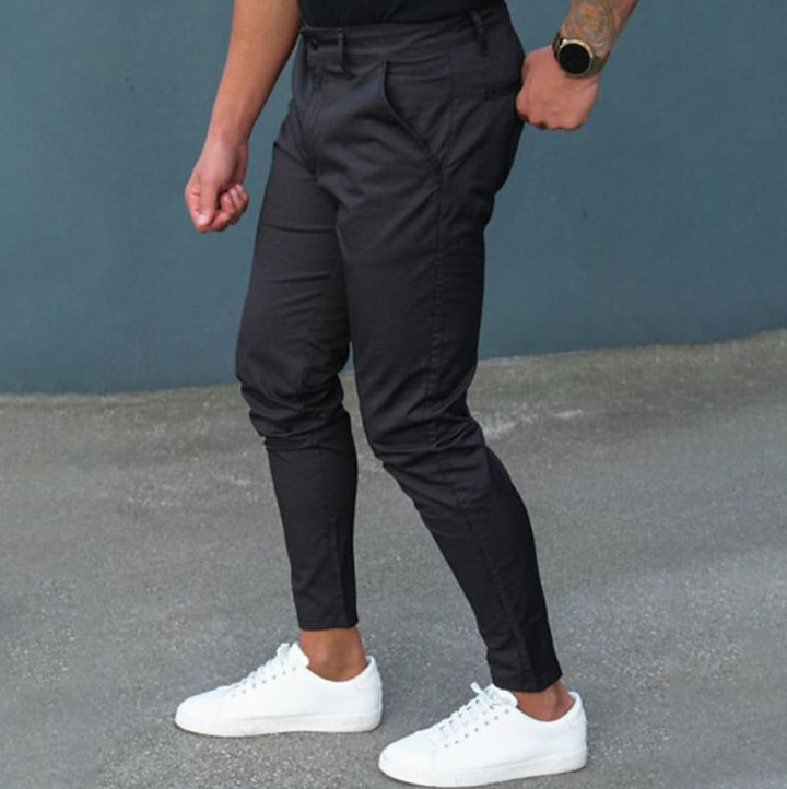 Blå herrbyxor i stilren design, bekväma och mångsidiga. Idealiska vardagsbyxor för en modern och elegant look.