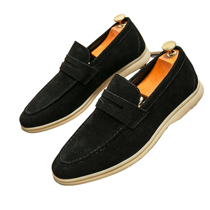 Stilrena herrloafers i läder, perfekta slip-on skor för komfort och elegans i vardagen.