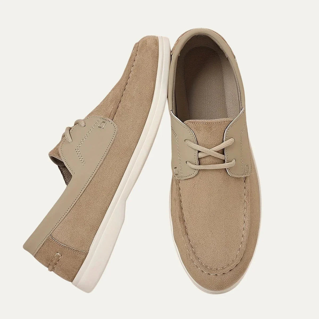 Beige eleganta herrloafers med snörning och halkfri sula, idealiska för både formella och avslappnade tillfällen.