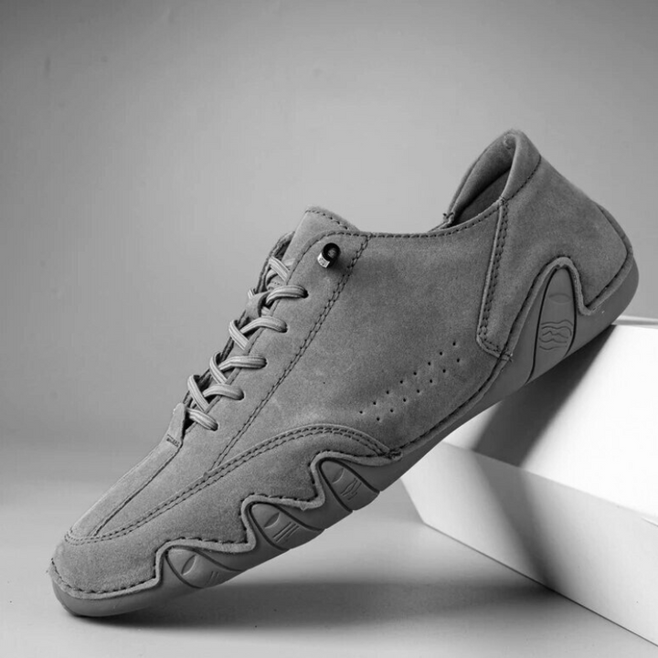 Herrskor i elegant läderstil. Dessa stilrena sneakers har en komfortabel EVA-mellansula för daglig användning.