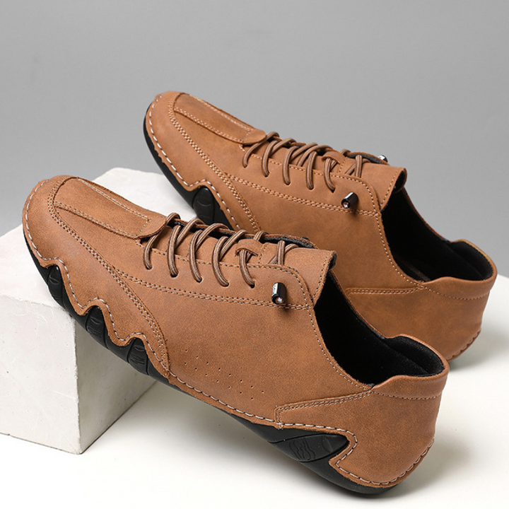Man går i bekväma herrskor i läderstil med EVA-mellansula. Perfekta sneakers för en aktiv vardag.