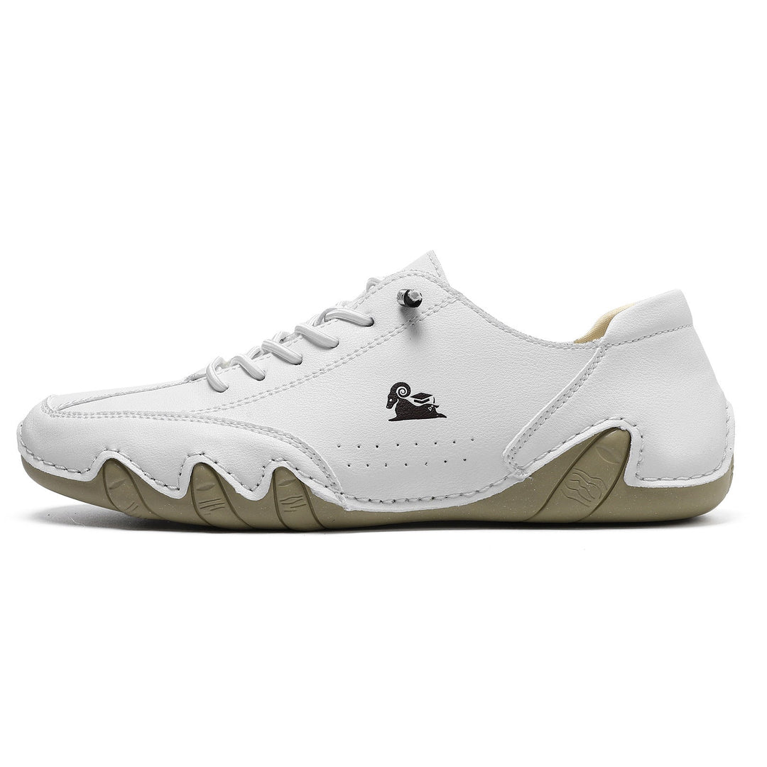 Herrskor i läderstil från sidan. Dessa stilrena sneakers med EVA-sula erbjuder komfort för varje steg.