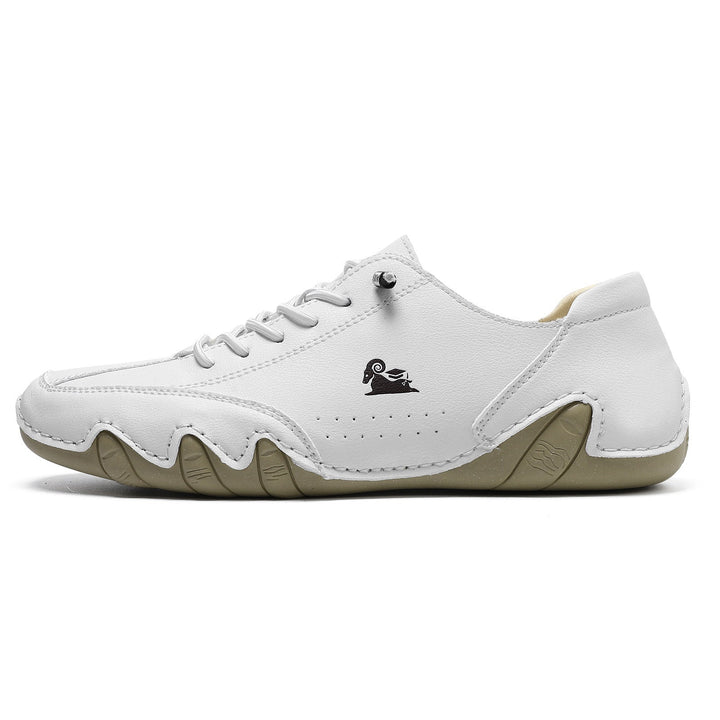 Herrskor i läderstil från sidan. Dessa stilrena sneakers med EVA-sula erbjuder komfort för varje steg.