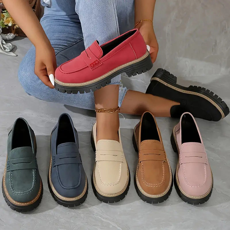 Damskor: bekväma, stilrena plattform loafers för kvinnor. Modern design med tjock sula.
