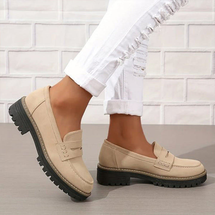 Eleganta plattform loafers för kvinnor. Vardags- och kontorsskor med klassisk tå och modern stil.