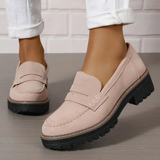 Ett par stilrena plattform loafers. Bekväma damskor som passar för vardag, kontor och mode.
