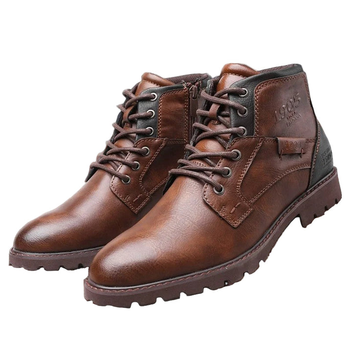 Stilrena mäns ankelboots för hösten i brunt läder. Bekväma vardagsskor, perfekta för herrmode.