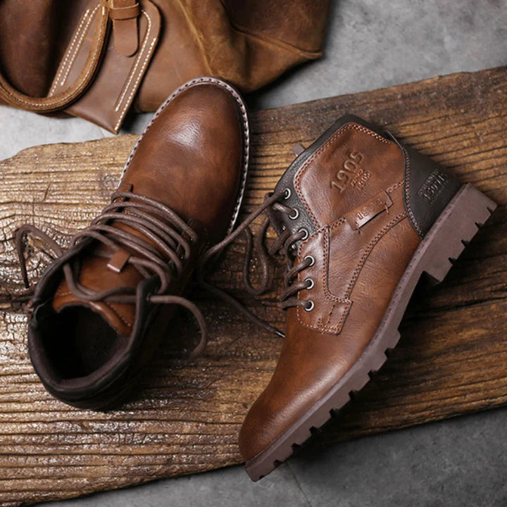 Svarta bekväma ankelboots för män i elegant design. Idealiska höst- och vinterstövlar för jobbet.