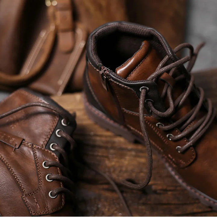 Robusta herrstövlar, ankelboots. Eleganta svarta vardagsskor för höst och vinter, perfekt herrmode.