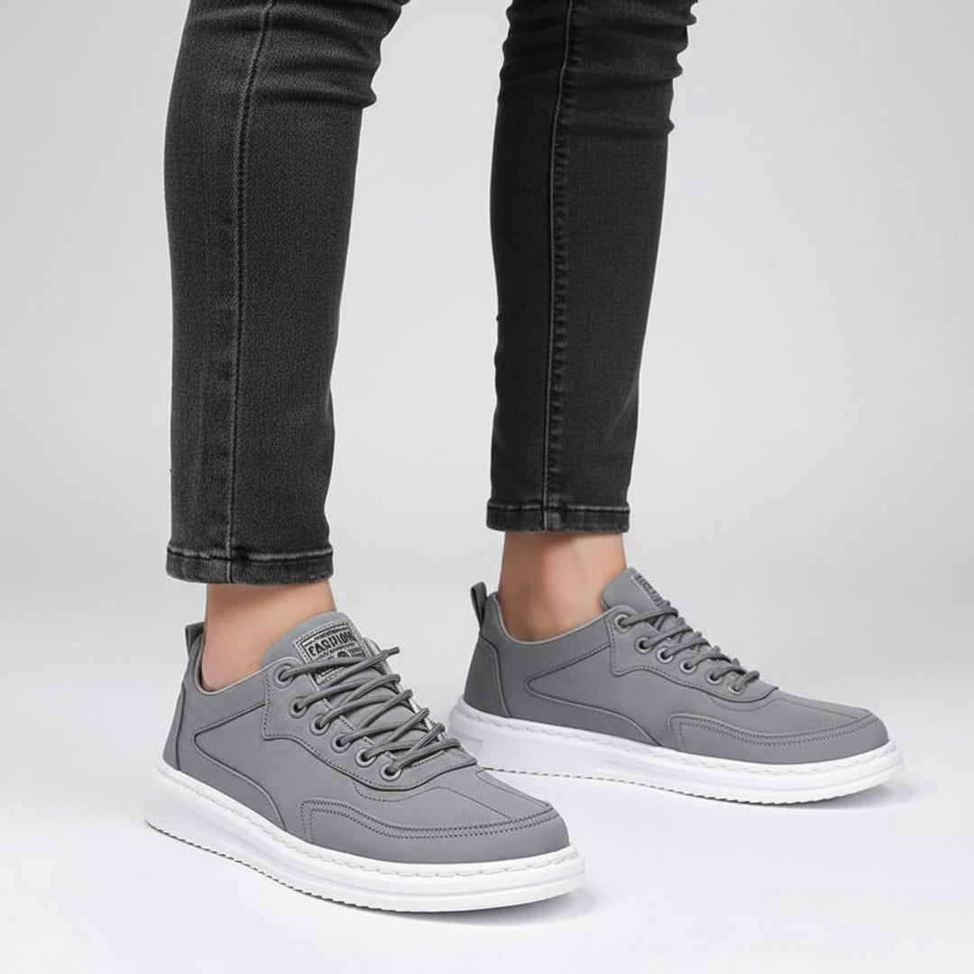 Bekväma unisex snörskor. Mångsidiga sneakers för vardag och fest. Elegant fotbeklädnad.