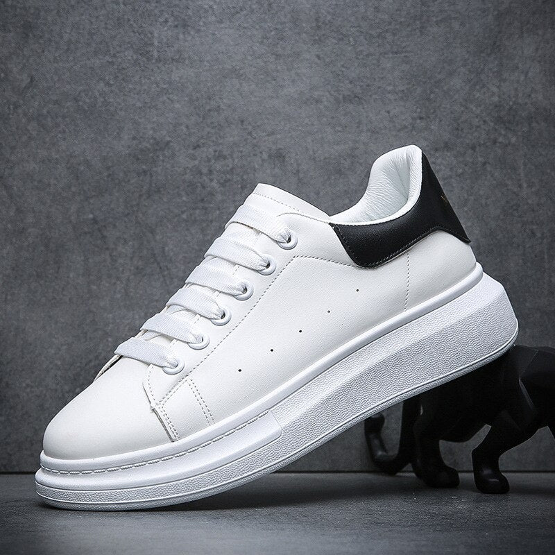 Svarta herrsneakers för fritid, med ergonomisk design, stötdämpning och fotbekvämlighet.