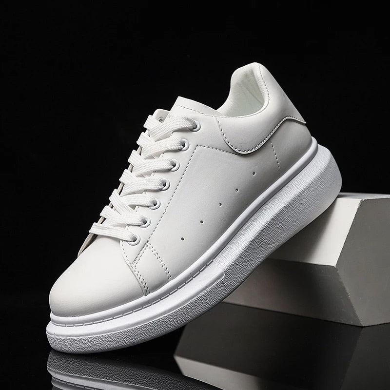Moderna herr sneakers i vit/svart, andningsbara och stötdämpande. Ideal för urban stil och komfort.