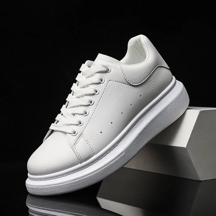 Moderna herr sneakers i vit/svart, andningsbara och stötdämpande. Ideal för urban stil och komfort.