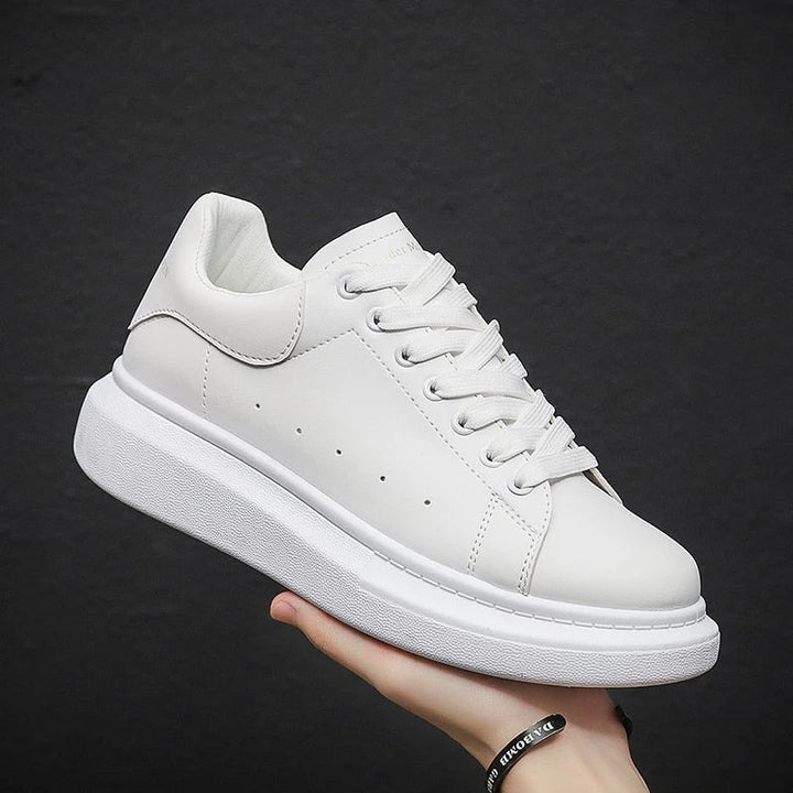 Komfortabla herr sneakers med ergonomisk design för urban mode. Stilrena fritidsskor med fotbekvämlighet.