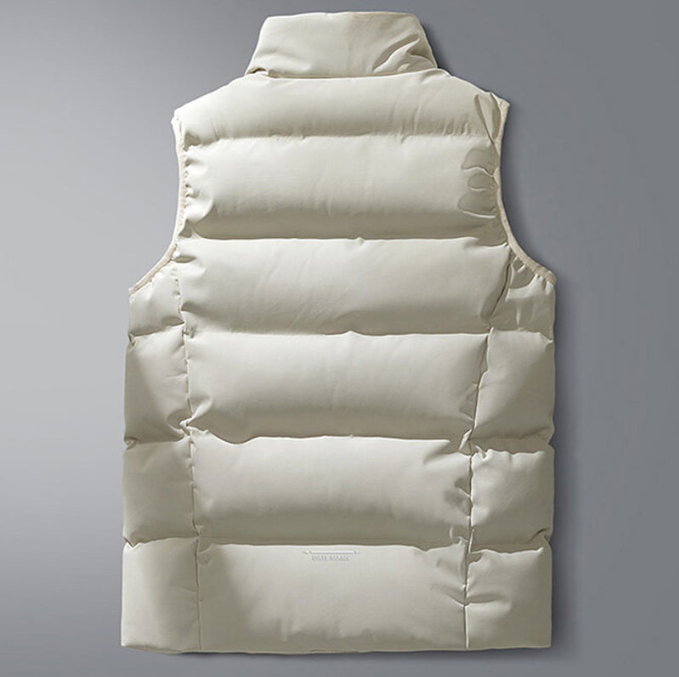 Detaljbild av en tidlös herrväst med dragkedja. Mångsidigt herrgilet för stil och komfort i vardagen.