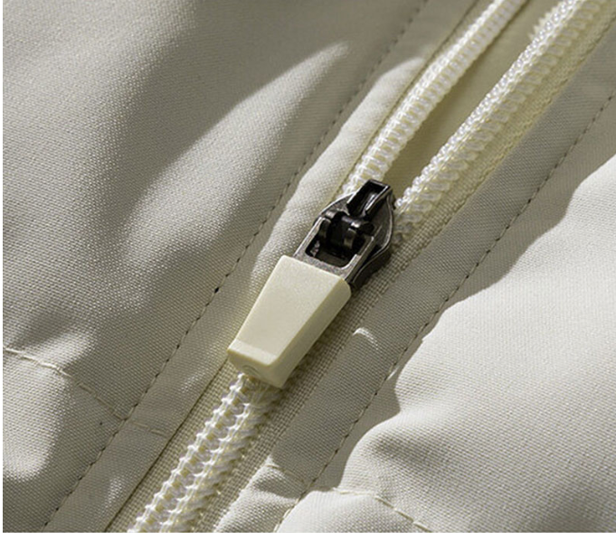 Elegant herrgilet med dragkedja, framifrån. Stilren herrväst som passar perfekt för olika tillfällen.