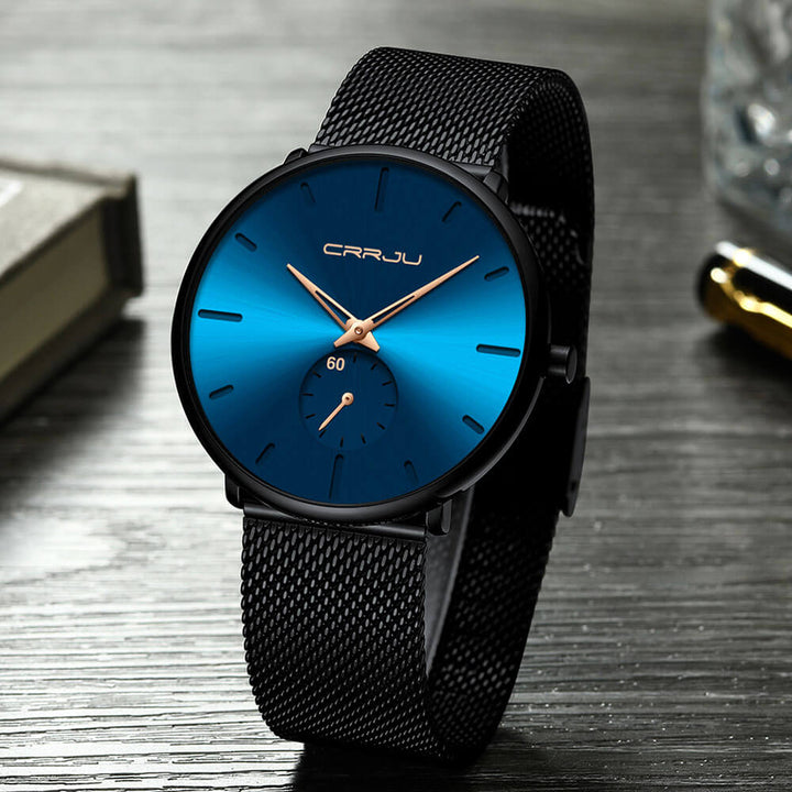 Stilrent stålblått minimalistiskt herrur med analog visare och PU-läderarmband.