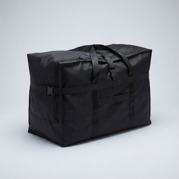 Rymlig weekendväska i mörkgrått tyg med handtag. Hopfällbar design för enkel packning och transport.