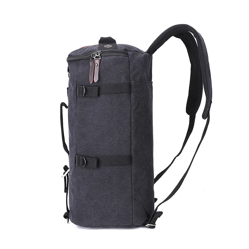 Person bär en grön TrailHaven canvasryggsäck, visar ergonomisk design och stor packvolym för vandring.