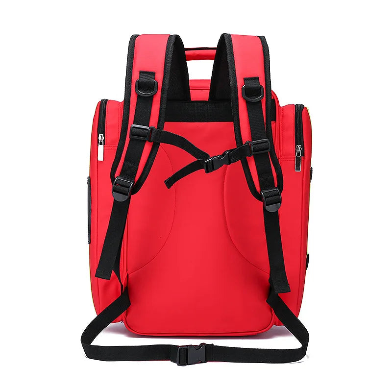 Unisex överlevnadsryggsäck bärs av vandrare, perfekt för utomhus äventyr och beredskap.