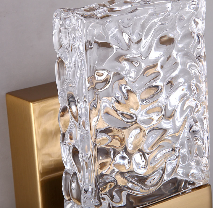 Väggmonterad Strålande Kristall LED-vägglampa, tidlös design som tillför stil och modern belysning till rummet.