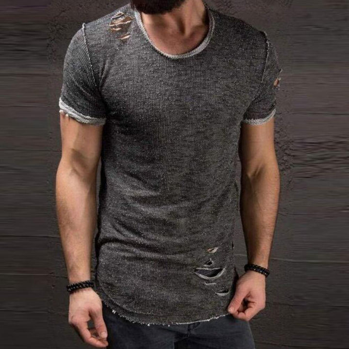 Trendig strimlad herr-T-shirt i slimfit bomull, perfekt för att visa sommarformen.