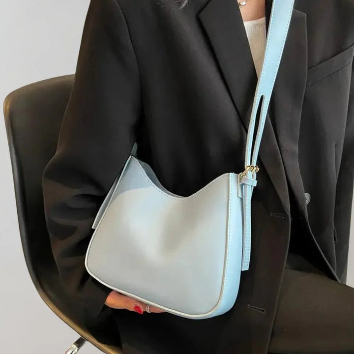 Modern strukturerad crossbodyväska för dam i konstläder. En mångsidig accessoar som passar vardag & fest.