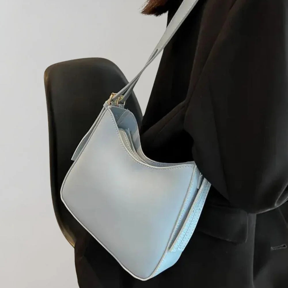Snygg strukturerad damväska i konstläder, en kompakt axelväska designad för fashion-medvetna kvinnor.