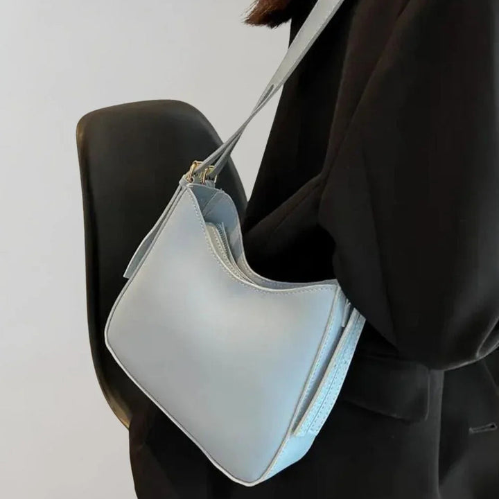 Snygg strukturerad damväska i konstläder, en kompakt axelväska designad för fashion-medvetna kvinnor.