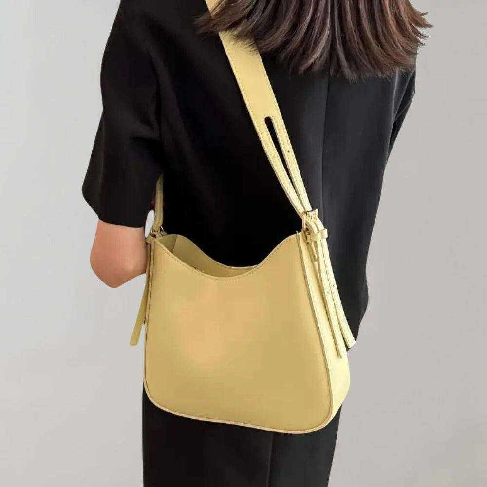 Fashionabel svart strukturerad crossbodyväska i konstläder. Den perfekta accessoaren för en modern look.