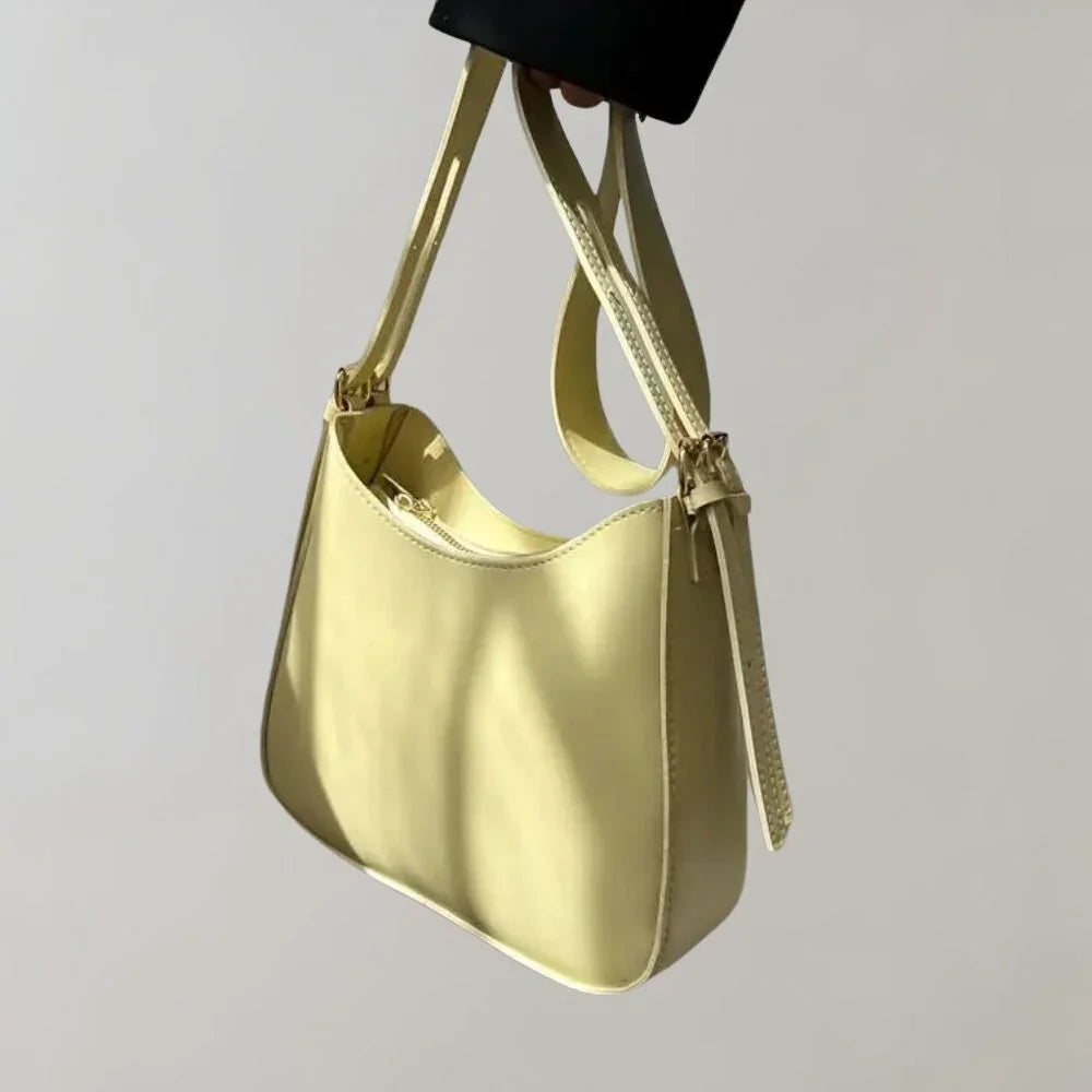 Vardags-crossbodyväska för kvinnor, svart konstläder med strukturerad design. Håll händerna fria med stil.