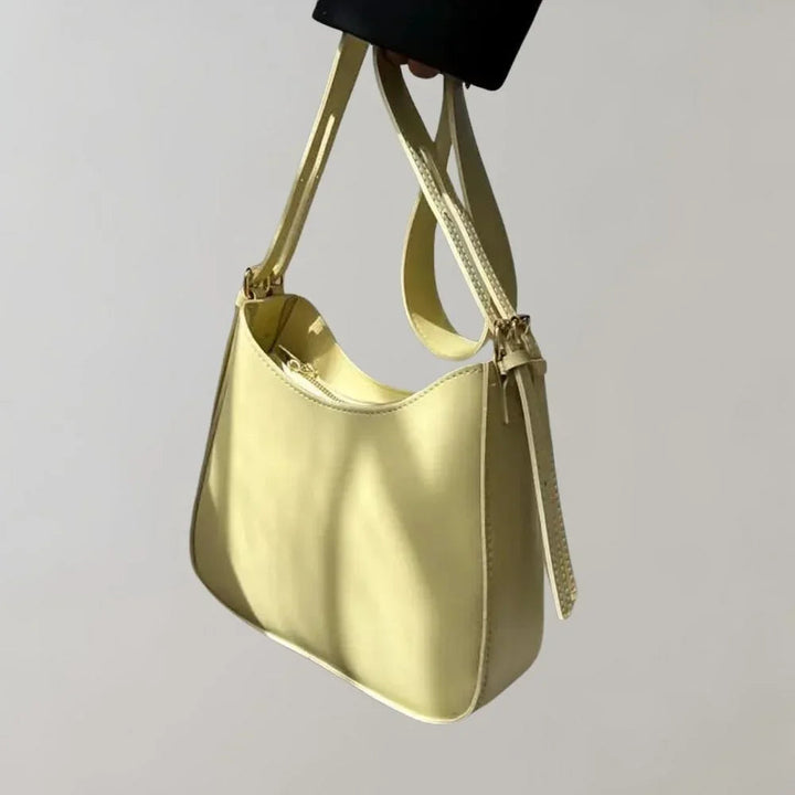 Vardags-crossbodyväska för kvinnor, svart konstläder med strukturerad design. Håll händerna fria med stil.